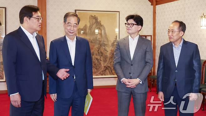 정진석 대통령 비서실장(왼쪽부터)과 한덕수 총리, 한동훈 국민의힘 대표, 추경호 원내대표가 18일 오후 서울 종로구 총리공관에서 열린 고위당정협의회에서 만나 대화를 하고 있다. 2024.8.18/뉴스1 ⓒ News1 민경석 기자