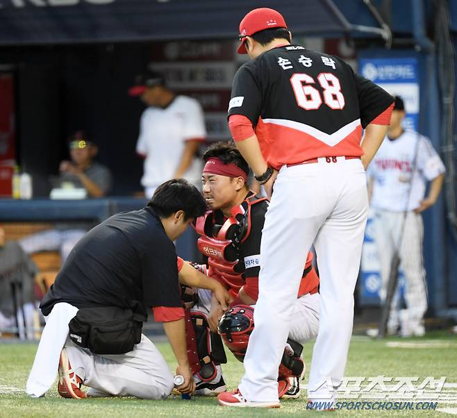 급히 달려 나온 손승락 수석과 트레이너가 김태군 상태를 살피고 있다