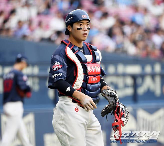 롯데 포수 손성빈이 숨을 고르고 있다. 잠실=박재만 기자 pjm@sportschosun.com/2024.07.04/