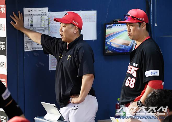 비거리 135m 김도영의 만루포가 터지자 이범호 감독이 감탄하고 있다. 잠실=박재만 기자 pjm@sportschosun.com