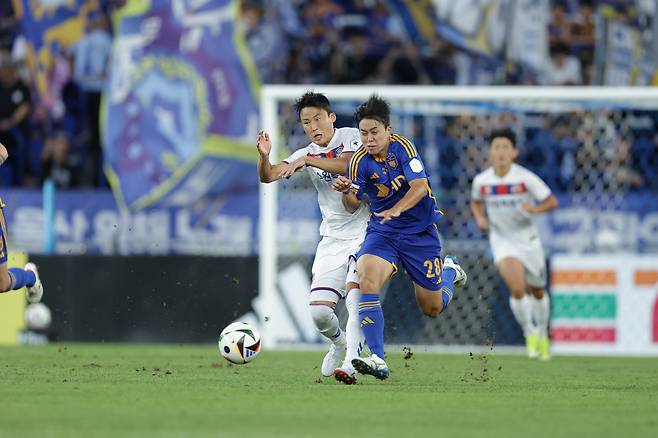 울산문수축구경기장/ K리그1/ 울산HDFC vs 수원FC/ 수원 손준호, 울산 장시영/ 경합/ 사진 김정수