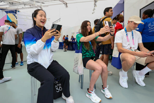 팀 삼성 갤럭시 멤버인 신유빈(대한민국, 탁구), 빅토르 악셀센(Viktor Axelsen, 덴마크, 배드민턴), 알레한드라 오로즈코 로사(Alejandra Orozco Loza, 멕시코, 다이빙) 선수가 2024 파리 올림픽·패럴림픽 선수촌 내 삼성 올림픽 체험관에서 갤럭시 AI의 다양한 기능을 체험하고 있다. (사진=삼성전자)