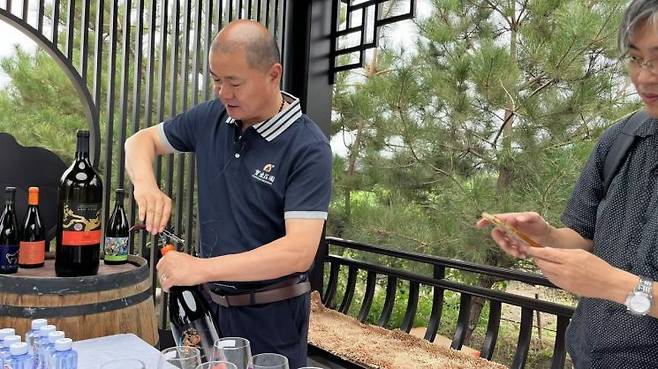 중국 서북부 닝샤 후이족자치구 성도인 인촨의 허둥 와이너리. 이 곳의 궁제 사장이 자연 재배된 포도로 만든 와인을 개봉하고 있다. (사진 출처= 김현정 특파원)