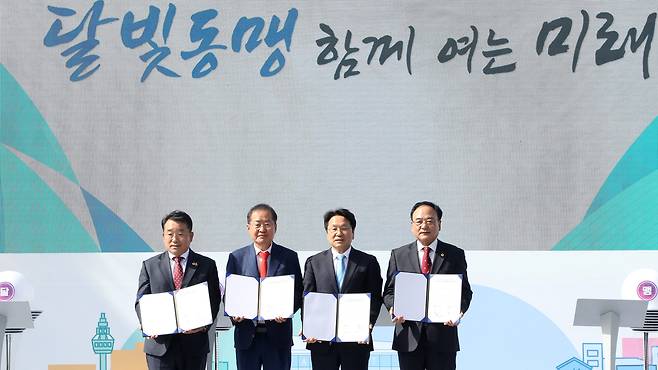 2023년 4월 17일 오후 전북 남원시 광주대구고속도로 지리산휴게소(광주방향)에서 열린 '대구-광주 공항특별법 동시 통과 기념행사'에서 정무창 광주시의회 의장, 홍준표 대구시장, 강기정 광주시장, 정만규 대구시의회 의장(왼쪽부터)이 2038 하계아시안게임 공동 유치와 달빛고속철도 예타면제 특별법 공동 추진을 위한 업무협약을 체결한 뒤 기념촬영을 하고 있다./뉴스1