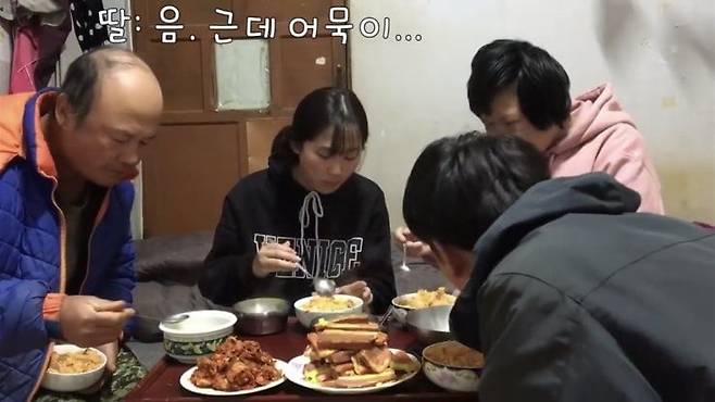 수년 전 전남 무안의 한 가족이 올린 '시골 가족' 먹방. 먹방이라기엔 너무나 평범한 농가의 일상적 끼니의 모습을 조용히 보여줬다. 현재는 볼 수 없는 컨텐츠이지만, 이후 유사한 시골 먹방이 도시 사람들과 MZ 세대 등으로부터 소소한 인기를 끌고 있다. /유튜브