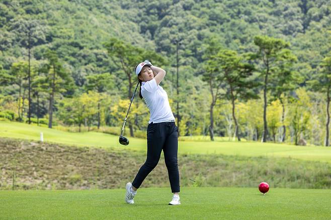 제3회 SK텔레콤 어댑티브 오픈 2024 우승자 김선영이 티샷하는 모습. /SK텔레콤