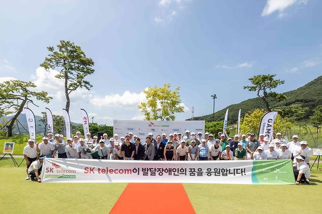 이번 대회에 참여한 프로선수, 인플루언서, 자원봉사자들이 모두 함께 기념촬영을 하고 있다. 사진 가운데 감곡CC 심천보 대표(왼쪽부터), SK텔레콤 김희섭 부사장, KGA 박재형 전무. SK텔레콤 제공