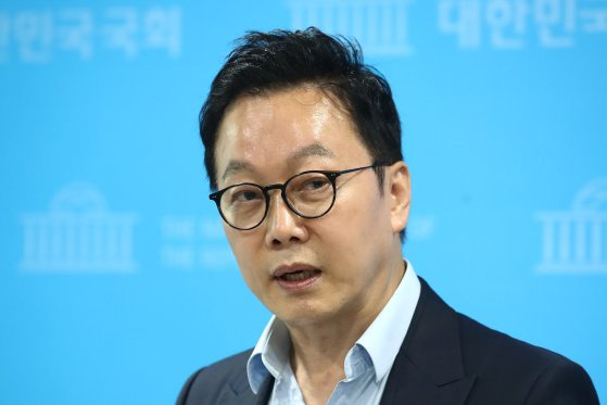 정봉주 더불어민주당 최고위원 후보가 지난 12일 오전 서울 여의도 국회 소통관에서 가진 기자회견에서 "'이재명팔이'하며 실세 놀이하는 무리들을 당의 단합을 위해 뿌리뽑겠다"고 말하고 있다. 뉴스1