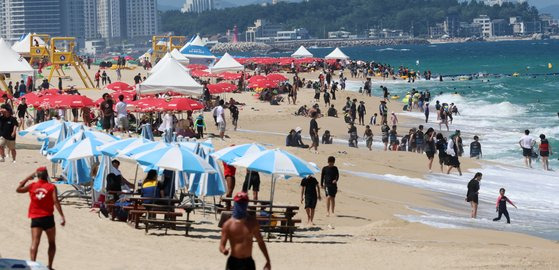 18일 폐장하는 강원 강릉시 경포해수욕장에서 피서객들이 막바지 피서를 즐기고 있다. 연합뉴스