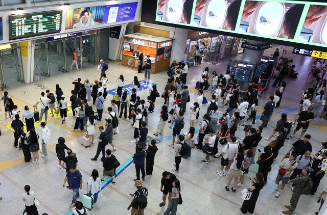 KTX 열차 궤도 이탈 여파로 열차가 줄줄이 지연된 18일 오후 서울 중구 서울역이 승객들로 붐비고 있다. 연합뉴스