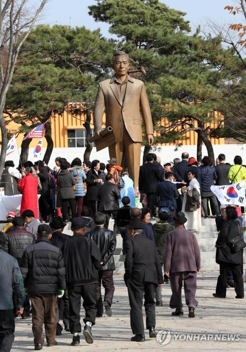 구미 박정희 전 대통령 생가 앞 동상. [사진 출처 = 연합뉴스]