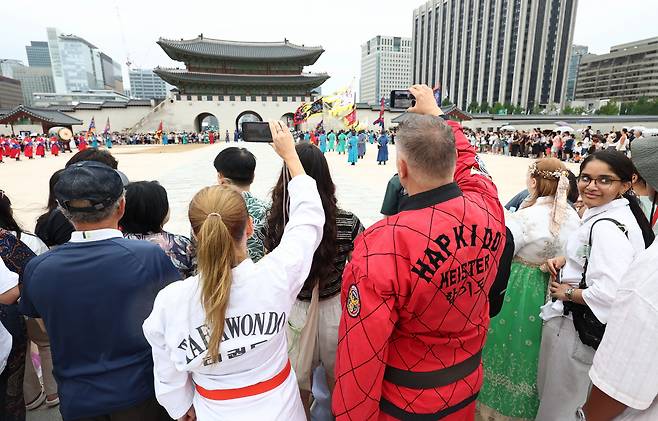 서울 경복궁을 찾은 외국인 관광객. [연합뉴스]