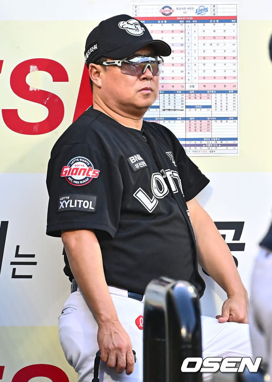 [OSEN=대구, 이석우 기자] 19일 대구삼성라이온즈파크에서 2024 신한 SOL 뱅크 KBO 리그 삼성 라이온즈와 롯데 자이언츠의 경기가 열렸다. 홈팀 삼성은 백정현이 방문팀 롯데는 김진욱이 선발 출전했다. 롯데 자이언츠 김태형 감독이 경기를 지켜보고 있다. 2024.07.19 / foto0307@osen.co.kr