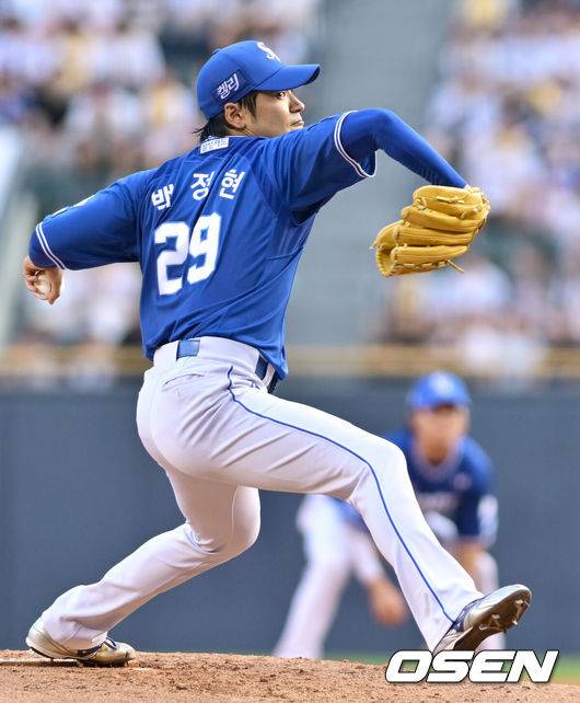 [OSEN=잠실, 조은정 기자]1일 오후 서울 잠실야구장에서&nbsp;2024 신한 SOL Bank KBO리그 LG 트윈스와 삼성 라이온즈의 경기가 열렸다.이날 홈팀 LG는 임찬규를, 방문팀 삼성은 백정현을 선발 투수로 내세웠다.1회말 삼성 선발 백정현이 힘차게 공을 던지고 있다. 2024.08.01 /cej@osen.co.kr