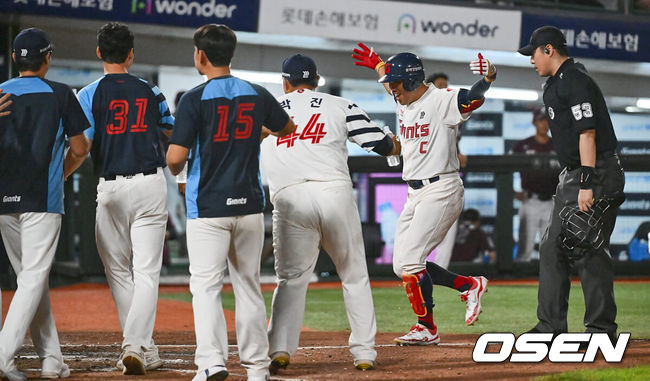 [OSEN=부산, 이석우 기자] 18일 부산 사직야구장에서 2024 신한 SOL 뱅크 KBO 리그 롯데 자이언츠와 키움 히어로즈의 경기가 열렸다. 홈팀 롯데는 이민석이 선발 출전하고 키움은 김윤하가 선발 출전했다.롯데 자이언츠 전준우가 연장 10회말 끝내기 솔로 홈런을 치고 포효하고 있다. 2024.08.18 / foto0307@osen.co.kr