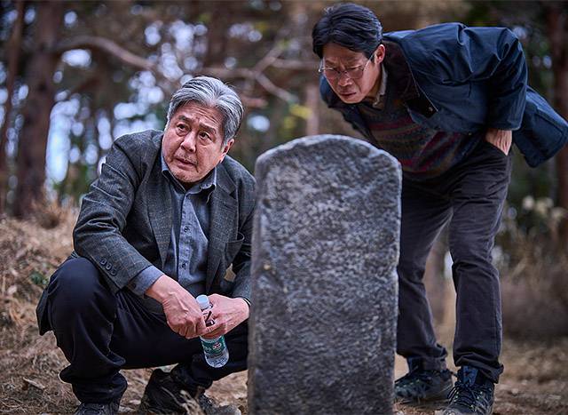 ▲ 영화 <파묘>에 출연한 배우 최민식(왼쪽). ⓒ쇼박스