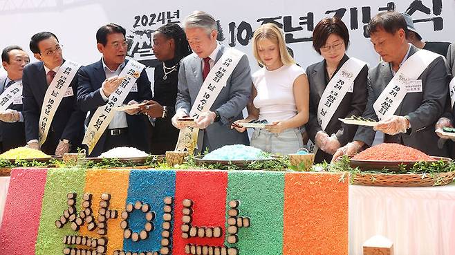 강호동 농협중앙회장 등이 지난 14일 오전 서울 중구 한국의집에서 열린 '2024년 제10회 쌀의 날 기념식'에서 8색 김밥 만들기 퍼포먼스를 하고 있다.