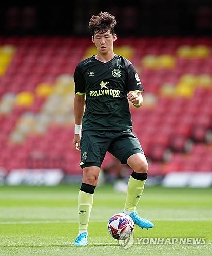 브렌트포드가 17일(한국시간) 사회관계망서비스(SNS)를 통해 2024-2025시즌 프리미어리그에 나설 29명의 선수단과 등번호를 공개했다.&nbsp;  이번 프리시즌에 1군 팀에 합류한 김지수는 등번호 36번을 받고 프리미어리그에서 활약할 기회를 얻었다.&nbsp;  브렌트포드는 18일 오후 10시 브렌트포드의 지테크 커뮤니티 스타디움에서 크리스탈 팰리스와 2024-2025시즌 프리미어리그 개막 라운드 홈 경기를 치른다.&nbsp;연합뉴스