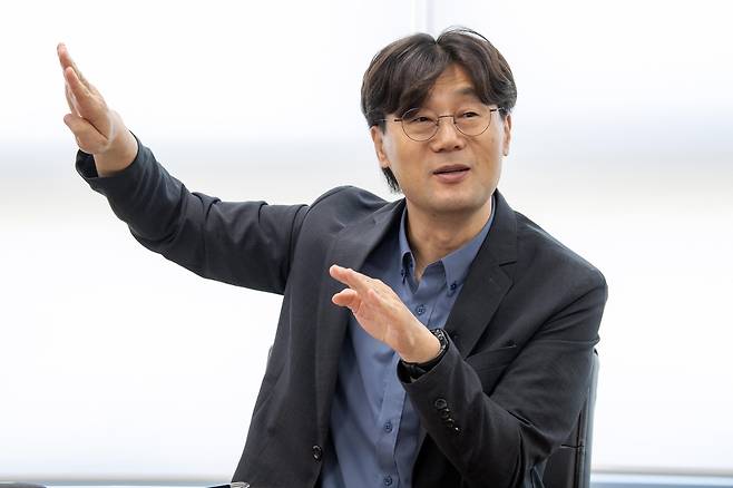 연합뉴스와 인터뷰하는 성균관대 윤원섭 교수 [연합뉴스 자료사진]