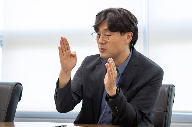 연합뉴스와 인터뷰하는 윤원섭 교수  [연합뉴스 자료사진]