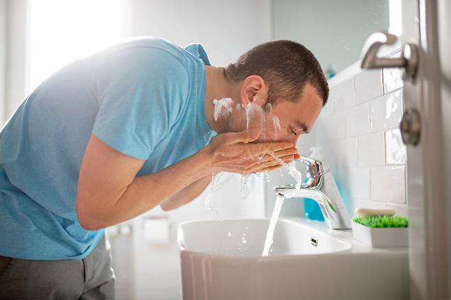 매일 세수하는 세면대가 의외로각종 질병을 일으킬 수 있는 세균의 핫스팟이라는 연구결과가 나왔다. [사진=게티이미지뱅크]