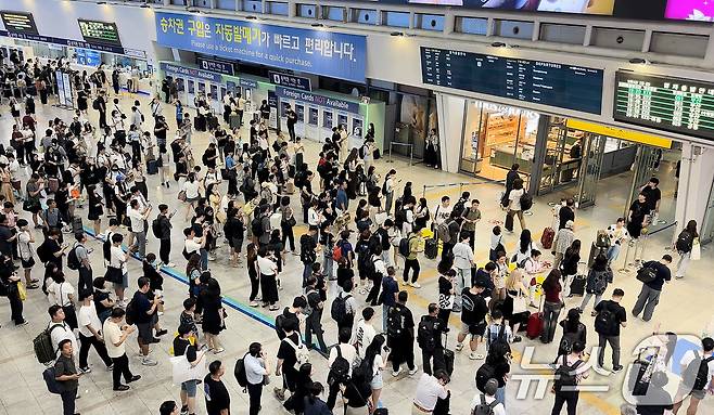 부산으로 향하던 KTX 열차의 궤도 이탈 사고가 발생한 18일 오후 서울 중구 서울역 대합실이 운행 지연을 겪는 열차를 기다리는 시민들로 붐비고 있다.(독자 제공) 2024.8.18/뉴스1 ⓒ News1 민경석 기자