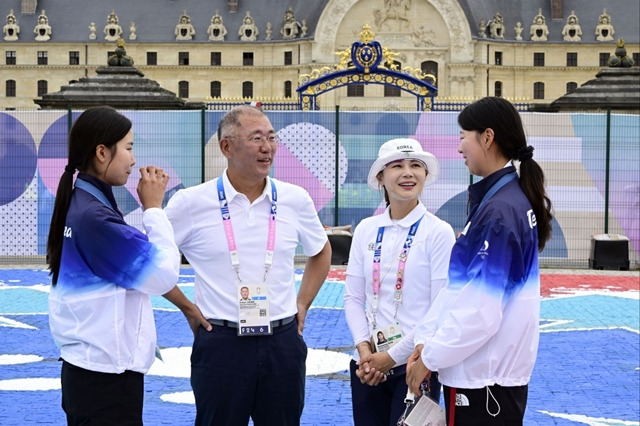 지난 3일(현지시간) 파리대회 양궁 여자개인 시상식 직후 정의선 현대자동차그룹 회장(사진 왼쪽에서 두번째)이 남수현, 전훈영, 임시현(사진 왼쪽부터) 선수들을 축하하며 이야기를 나누고 있다. /대한양궁협회