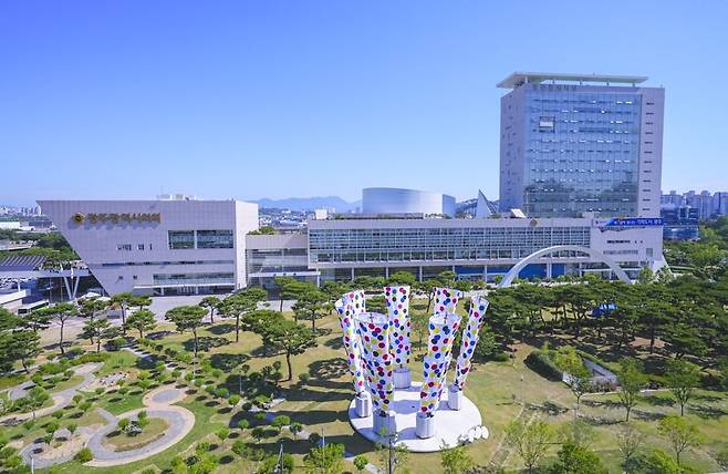 광주광역시<사진>가 오는 9월 2~3일 서울 여의도 국회에서 '국회, 광주의 날'을 열어 정책협약을 맺고, '팀광주' 의원 위촉과 함께 정책토론회를 진행하는 등 국회-정당-지방정부간 새로운 협업 모델 마련에 나선다. 광주광역시 제공