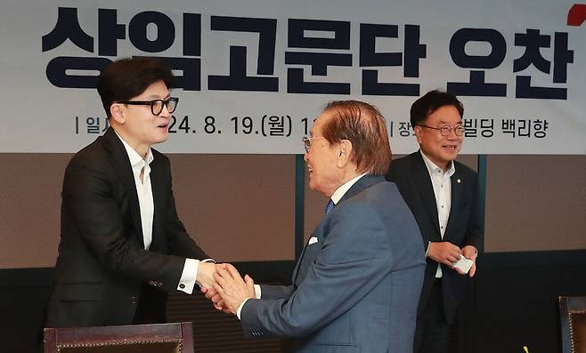 한동훈 국민의힘 대표(왼쪽)가 19일 오전 서울 여의도 63빌딩 백리향에서 열린 상임고문단 오찬 회의에서 신영균 상임고문과 인사를 나누고 있다. 공동취재사진