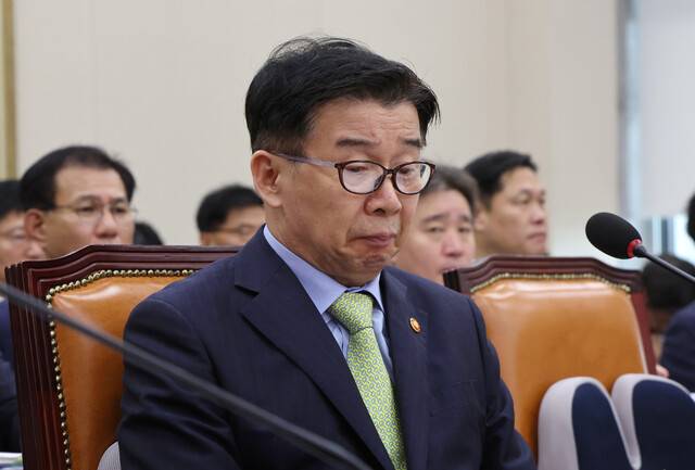 지난달 24일 국회 정무위원회에 출석한 유철환 국민권익위원장이 의원들의 발언을 듣고 있다. 연합뉴스