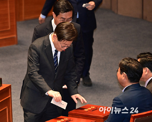 이재명 더불어민주당 대표가 28일 서울 여의도 국회 본회의에서 '채상병 특검법' 재의의 건에 대한 투표를 하고 있다. [사진=곽영래 기자]