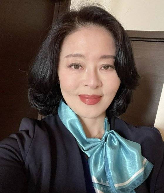 불륜남과 호텔에 들어가는 모습이 발각돼 논란이 됐던 일본 여당인 자민당 출신 히로세 메구미(57) 참의원(상원) 의원이 결국 의원직을 사퇴하기로 했다. 사진 인스타그램 캡처