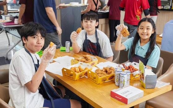 소중 학생기자단이 직접 만든 치킨을 맛봤다. 집에서 배달시켜 먹었던 치킨 맛과 똑같은 게 신기하고, 직접 만들어 더 맛있다는 소감을 밝혔다.