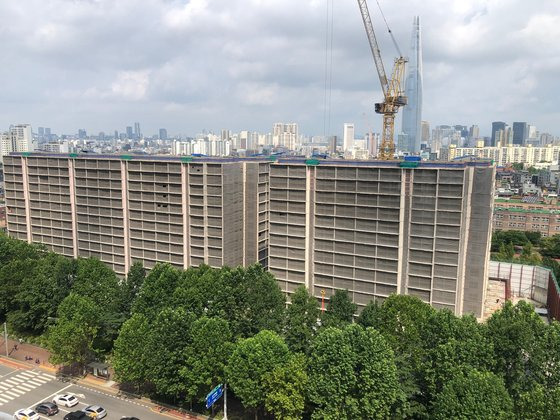 전국 최초로 ‘수직증축 리모델링’을 추진 중인 서울 송파동 성지아파트. 중앙DB