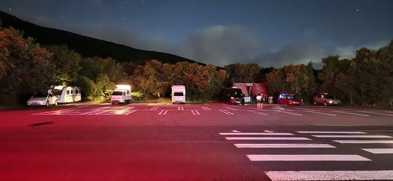 지난달 28일 오후 10시쯤 한라산국립공원 어리목 입구 주차장에 세워진 캠핑카들. 사진 독자