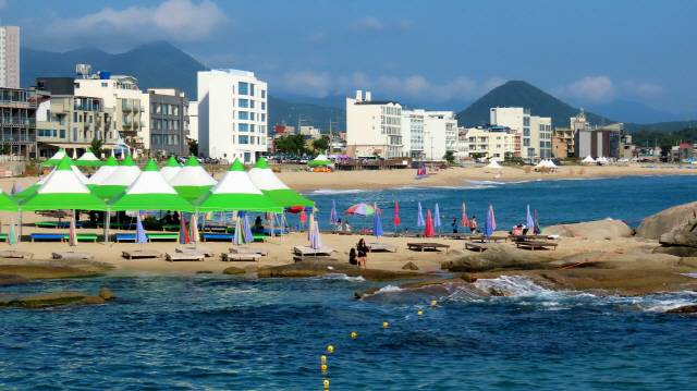 ▲ 지난달 12일 정식 개장한 강원 고성군 30개 해수욕장에 18일까지 모두 203만9345명의 피서객이 방문해 지난해(169만5276명)에 비해 20.3%(34만4069명) 증가했다. 19일 재개장 운영 준비준인 봉포해수욕장. 전인수