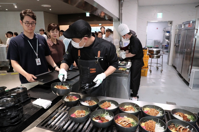 구내식당에서 상주 직원들이 배식 받는 모습. 국민일보DB