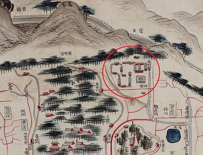 도성도 중 성균관과 반촌(조선시대). 붉은 원이 성균관이다. 우측 아랫쪽의 관동 일대가 성균관 교육특구인 반촌이다. 문묘와 성균관을 관리하고 유생들을 지원하는 노복들이 거주했다. [국립중앙박물관]