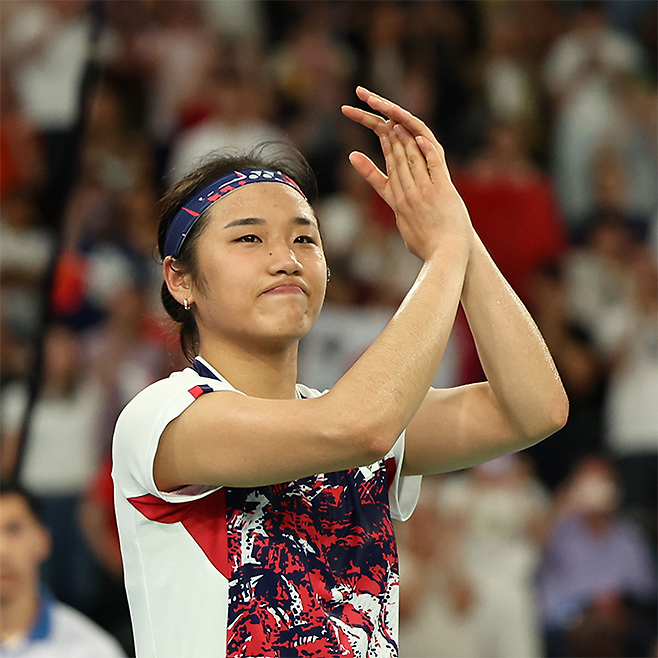 안세영이 2024 파리올림픽 배드민턴 단식 우승 후 응원에 감사를 표하고 있다. 사진=연합뉴스 제공