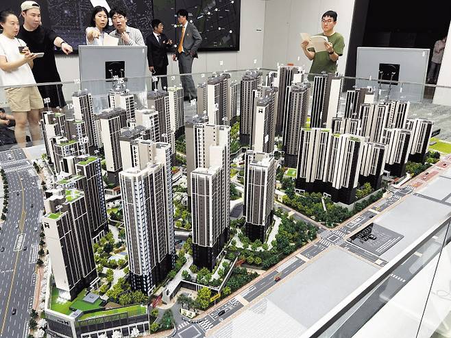 16일 방문한 디에이치 방배 견본주택에서 단지 모형 모습을 방문객들이 구경하고 있다. 정주원 기자