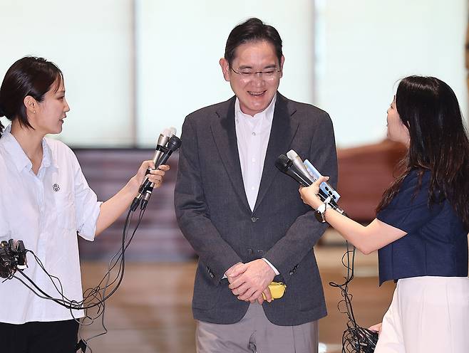 파리 올림픽 참관 등 유럽 출장을 마친 이재용 삼성전자 회장이 7일 오후 서울 강서구 서울김포비즈니스항공센터(SGBAC)를 통해 귀국하고 있다. [연합]