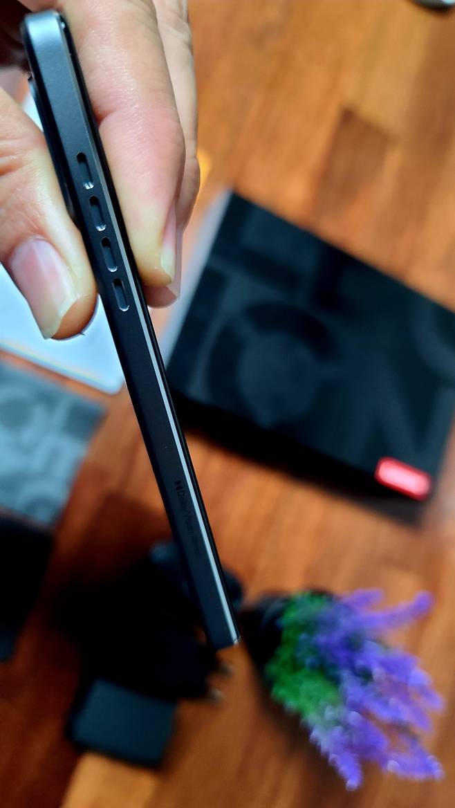 7.6mm 두께를 지닌 ‘레노버 리전탭(Legion Tab) Y700 2세대’. 상하단부에 스피커, 본체 좌우에 진동 모터가 각각 내장돼 있다. 이 덕에 영상편집이나 게임을 운용 시 손에 감기는 현장감을 느낄 수 있다. 사진 | 손재철기자