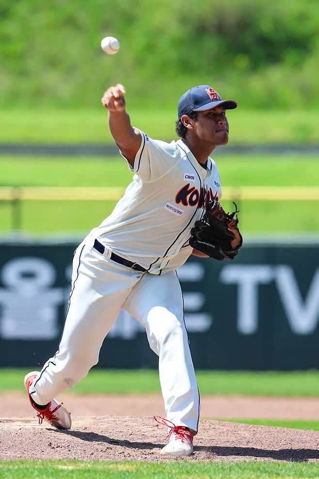 양제이가 19일 경기 이천 LG챔피언스필드에서 열린 KBO 트라이아웃에서 공을 던지고 있다. KBO 제공