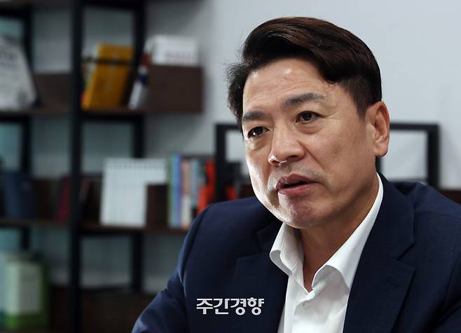 부승찬 더불어민주당 의원이 지난 8월 14일 국회 의원회관에서 주간경향과 인터뷰를 하고 있다./서성일 선임기자