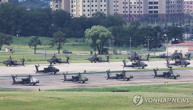 을지 자유의 방패 연합연습 (평택=연합뉴스) 홍기원 기자 = 한국과 미국이 유사시 한반도 방어를 위해 실시하는 정례 연합 훈련인 '을지 자유의 방패'(UFS·Ulchi Freedom Shield) 연습을 하루 앞둔 18일 경기도 평택시 캠프 험프리스에 아파치 헬기가 대기하고 있다.
    18일 합동참모본부에 따르면 19일 0시 1분부터 시작되는 올해 UFS 연습 기간 지상·해상·공중 영역에서 실기동·사격 등 한미 연합 야외 기동훈련이 작년 대비 확대 실시된다.
    연합 야외 기동훈련은 총 48회로 작년 대비 10회 늘어나고, 특히 여단급 훈련은 4회에서 17회로 4배 이상으로 대폭 확대된다. 2024.8.18 xanadu@yna.co.kr