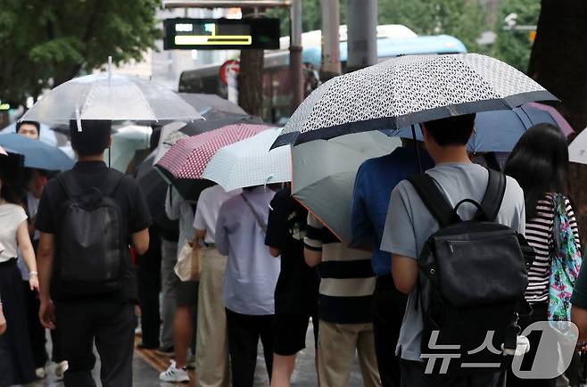 우산을 쓴 퇴근길 시민들이 버스를 기다리고 있다. (사진은 기사 내용과 무관함) / 뉴스1 ⓒ News1