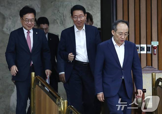 추경호 국민의힘 원내대표(오른쪽부터)와 김상훈 정책위의장, 서범수 사무총장이 6일 오전 서울 여의도 국회에서 열린 원내대책회의에 참석하고 있다. 2024.8.6/뉴스1 ⓒ News1 이광호 기자