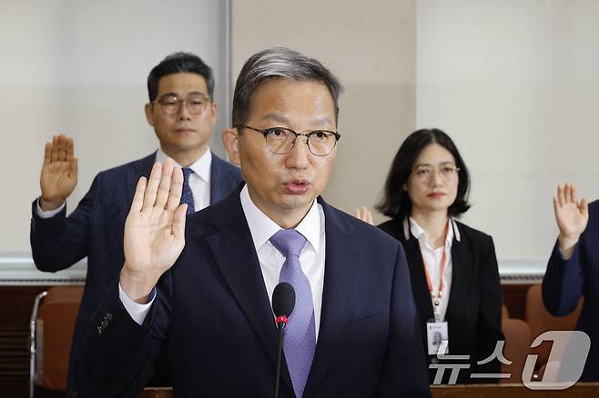 우종수 경찰청 국가수사본부장이 20일 오전 서울 여의도 국회 행정안전위원회에서 열린 마약수사 외압 의혹 관련 청문회에서 증인 선서를 하고 있다. 사진 왼쪽은 백해룡 화곡지구대장(경정). 2024.8.20/뉴스1 ⓒ News1 안은나 기자