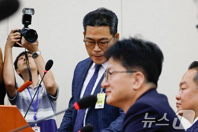 백해룡 경정(전 영등포서 형사과장)이 20일 오전 서울 여의도 국회 행정안전위원회에서 열린 마약수사 외압 의혹 관련 청문회에서 의원 질의에 답한 뒤 자리로 향하고 있다. 오른쪽은 김찬수 대통령실 지방시대비서관실 행정관(전 영등포서장). 백 경정은 김 전 서장이 세관 마약 사건과 관련 "용산에서 심각하게 보고 있다＂며 수사에 압박을 가했다고 주장, 김 전 서장은 이와 같은 지시를 한적이 없다며 반박하고 있다. 2024.8.20/뉴스1 ⓒ News1 안은나 기자