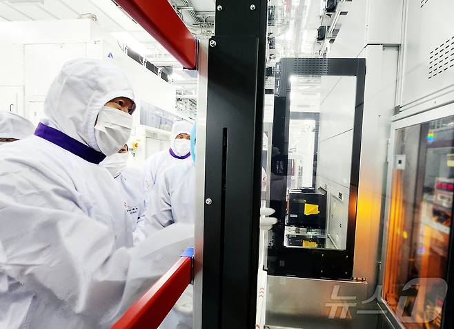 최태원 SK그룹 회장이 5일 SK하이닉스 주요 경영진과 함께 SK하이닉스 이천캠퍼스 HBM 생산현장을 점검하고 있다.(SK그룹 제공) ⓒ News1 최동현 기자